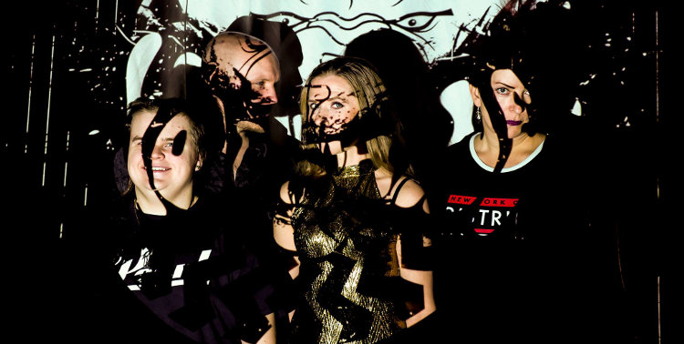 tyttöjen ruiskuttaminen massiivinen kuormien